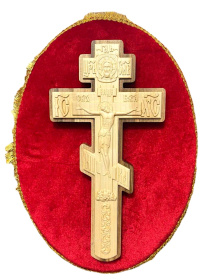 Крест выносной деревянный резной с подставкой (бархат) 20/38 см